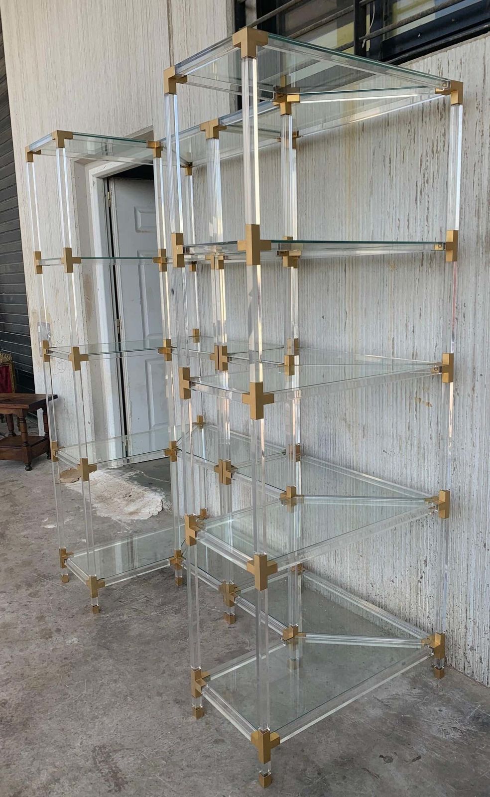 Étagère d'angle mid-century en laiton, Lucite et verre, cinq tablettes photo buy