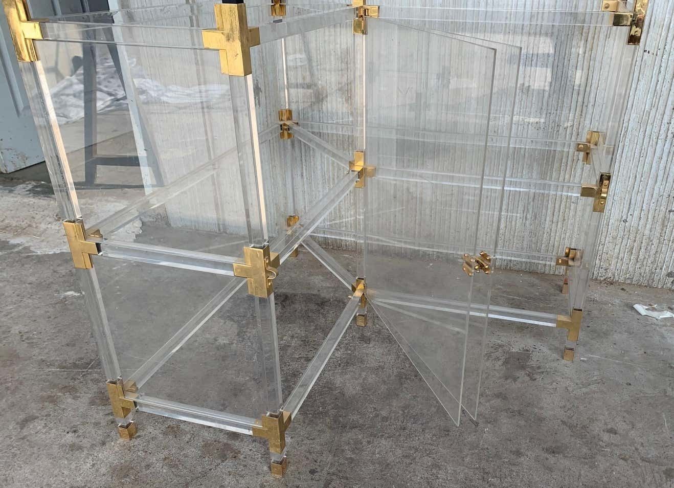 Mobilier Étagère d'angle mid-century en laiton, Lucite et verre, cinq tablettes photo