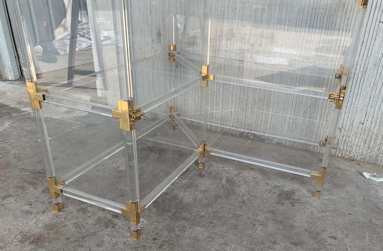 3264.0 Étagère d'angle mid-century en laiton, Lucite et verre, cinq tablettes photo