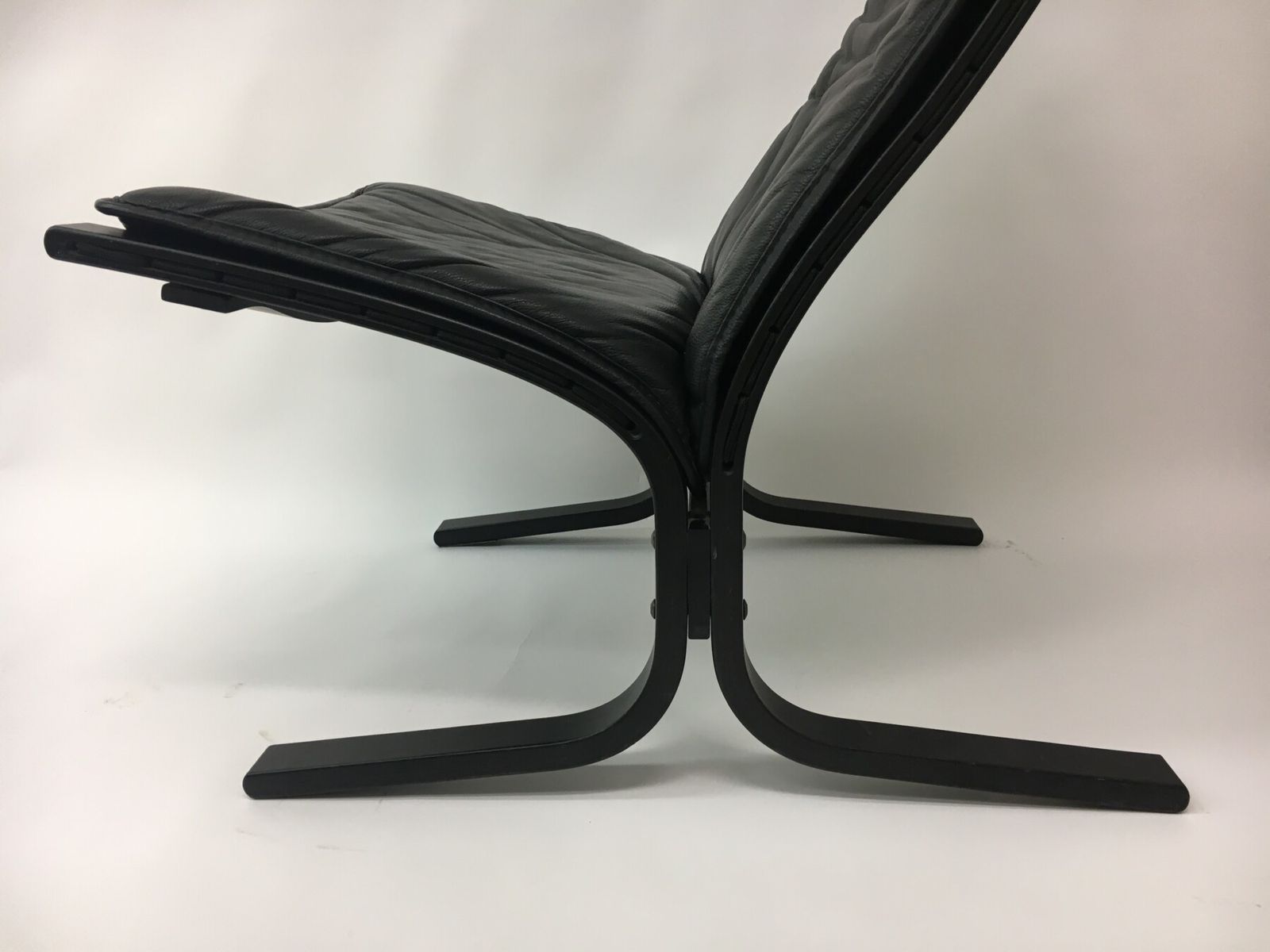 photo furniture Mid Century Design Black Leather Lounge Chair By Ingmar Relling For Westnofa, 1970s