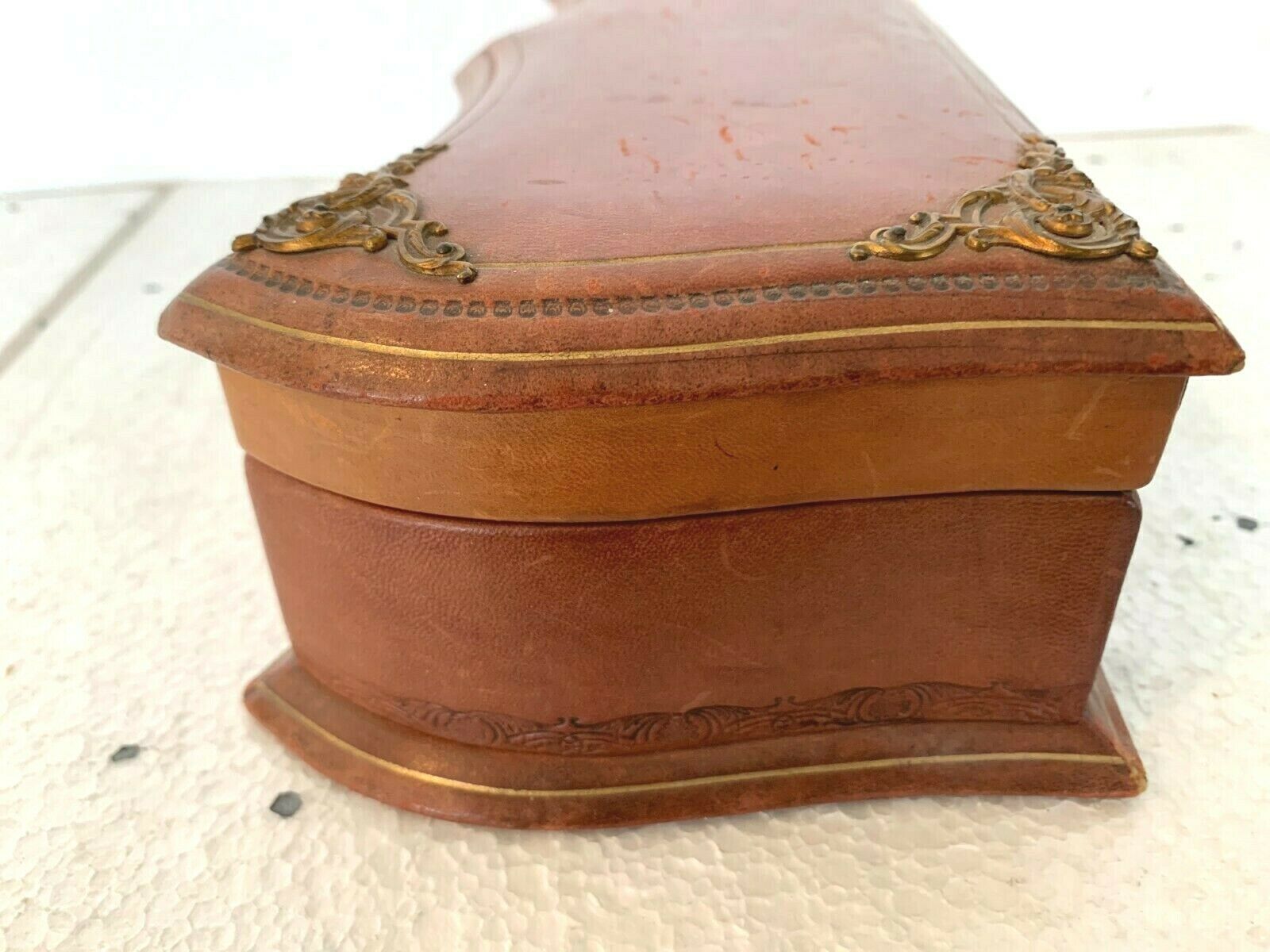 photo furniture Jewelry Box In Leather And Brass Ornamentation, 20th Century