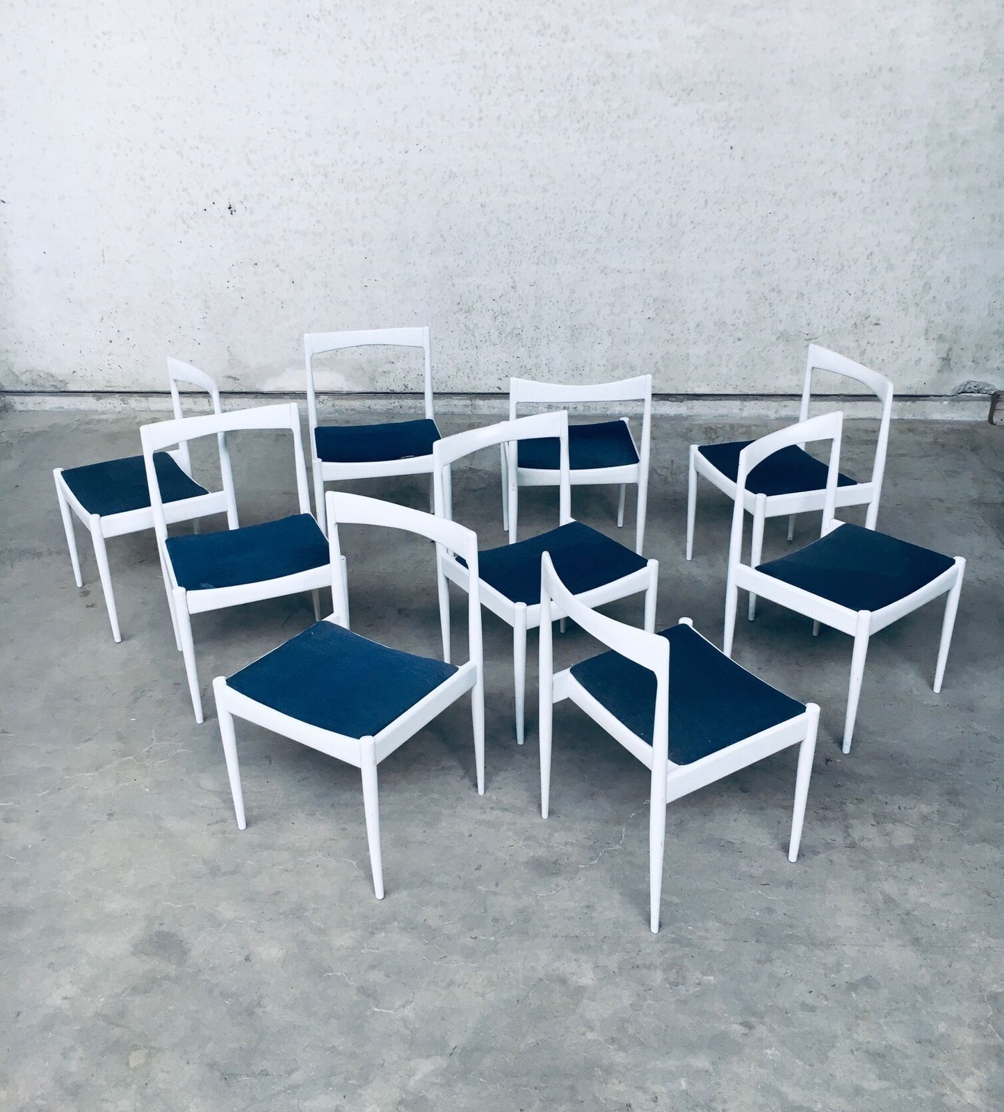 Belgisch Design Jaren 1970 – Set Van 9 Witte Eetkamerstoelen photo for sale