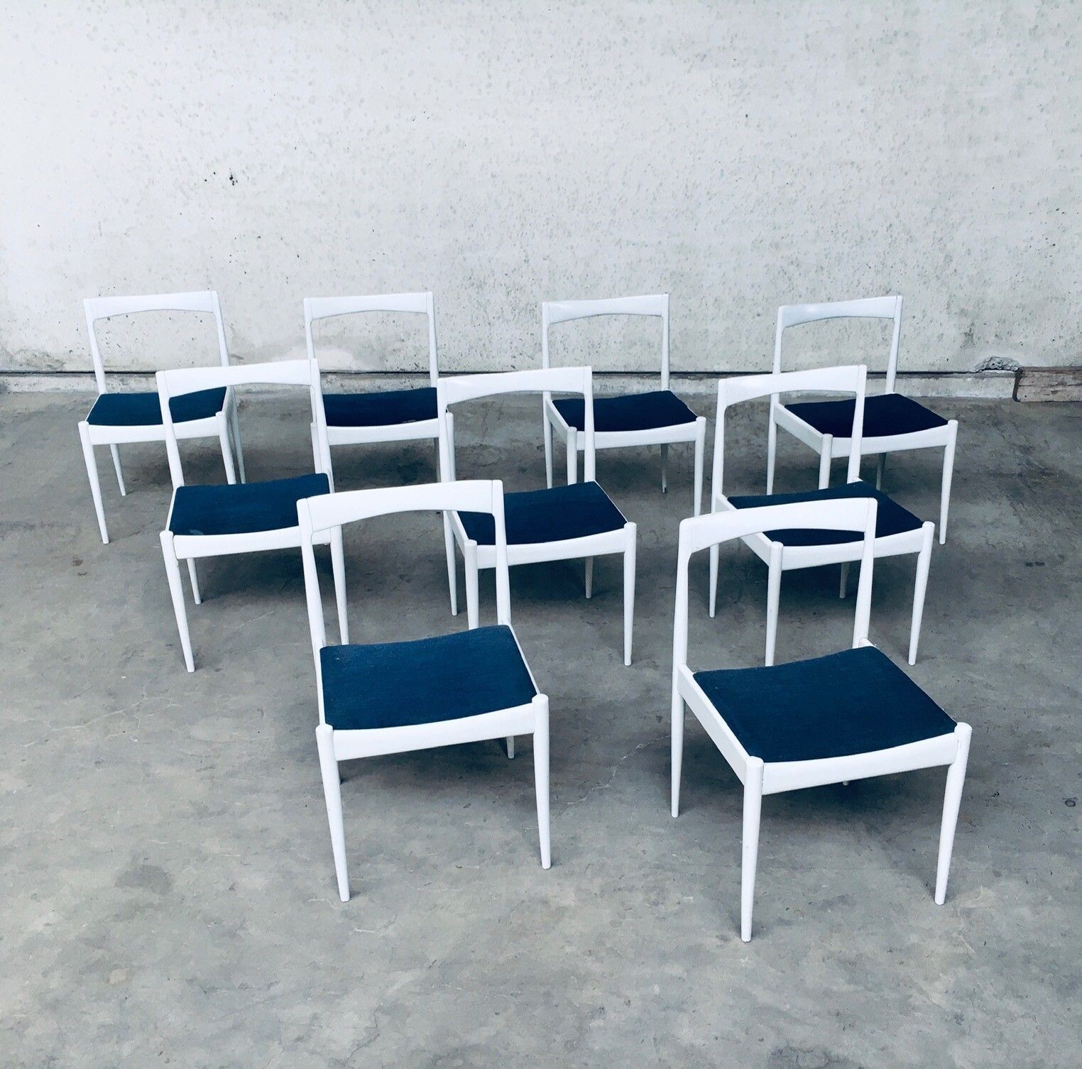 Belgisch Design Jaren 1970 – Set Van 9 Witte Eetkamerstoelen photo vinterior