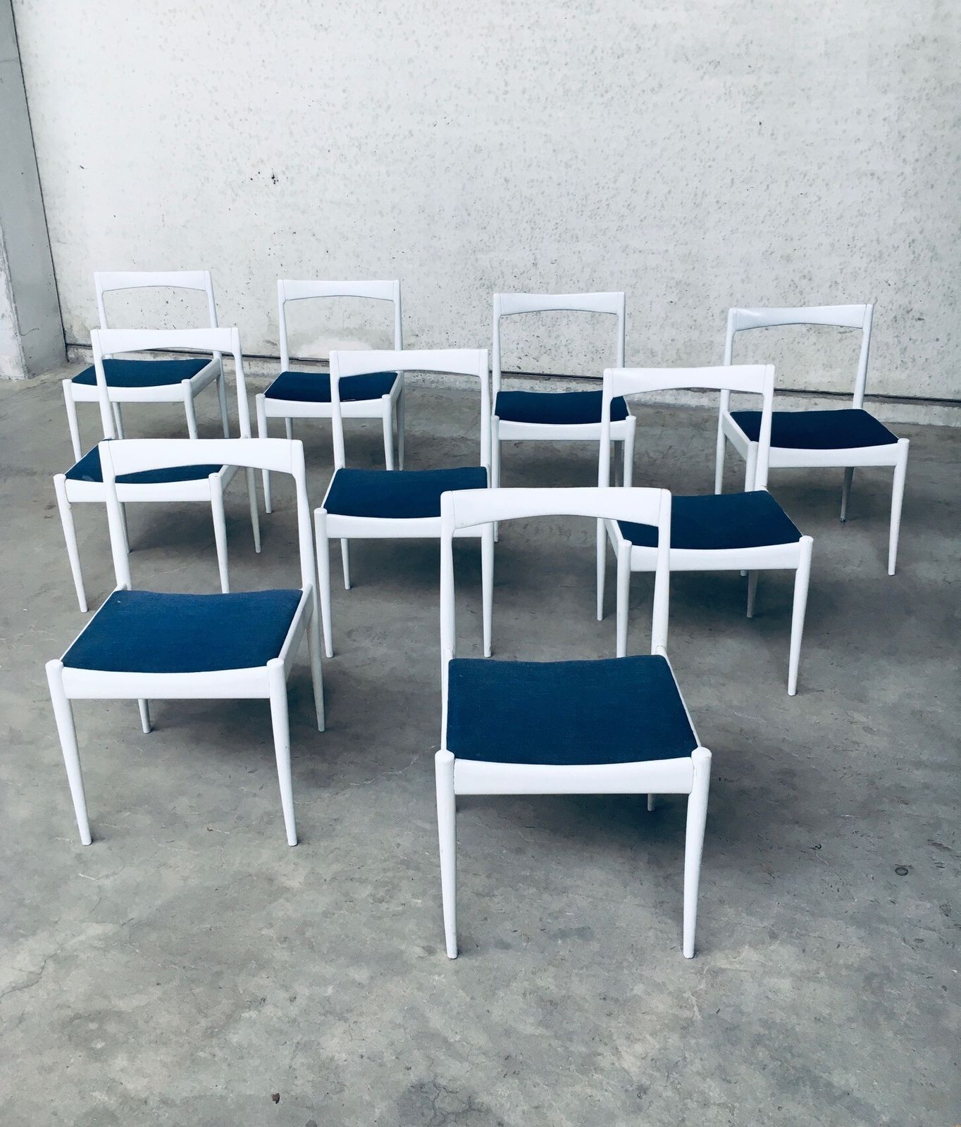 photo furniture Belgisch Design Jaren 1970 – Set Van 9 Witte Eetkamerstoelen