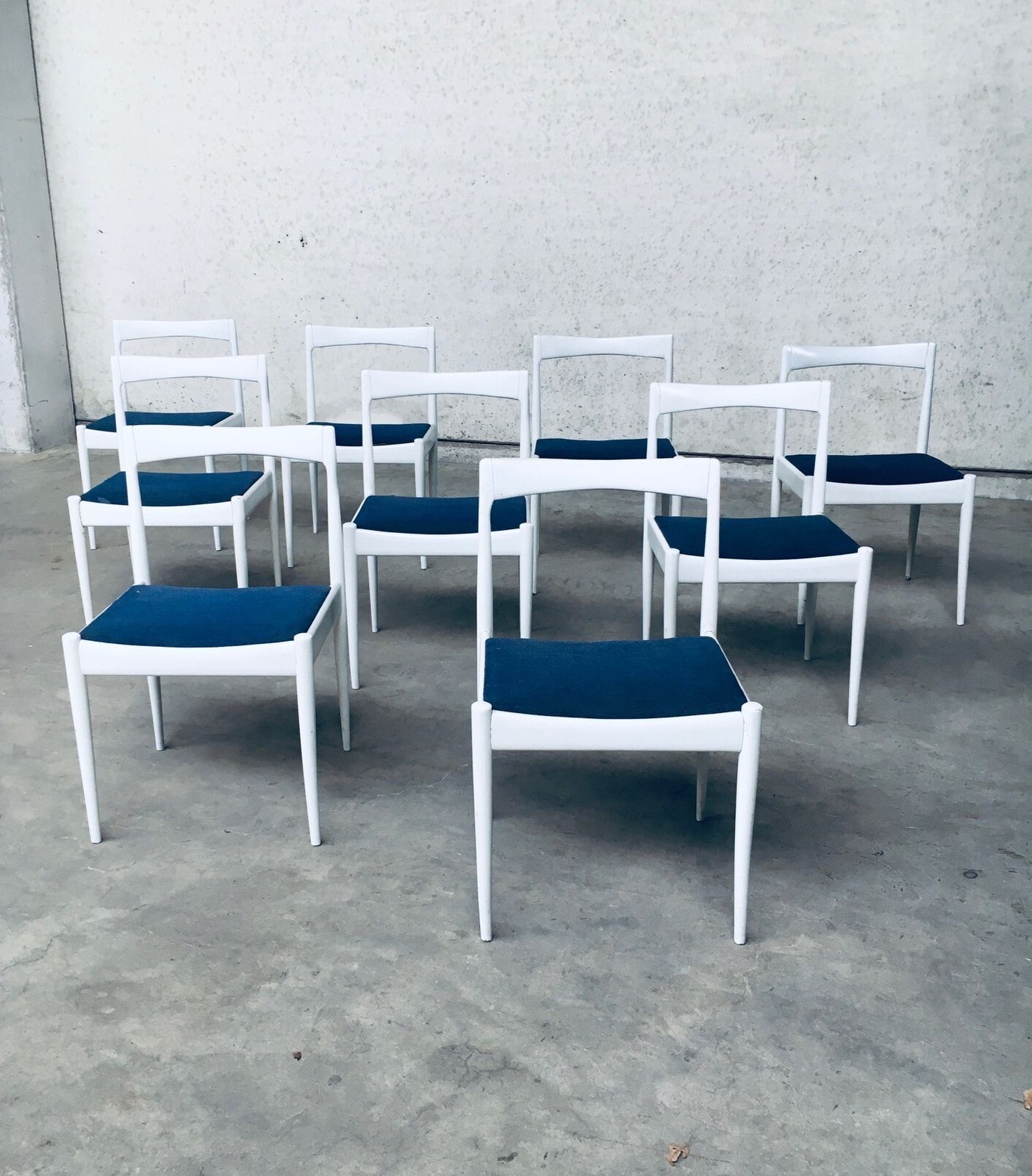 photo for sale Belgisch Design Jaren 1970 – Set Van 9 Witte Eetkamerstoelen