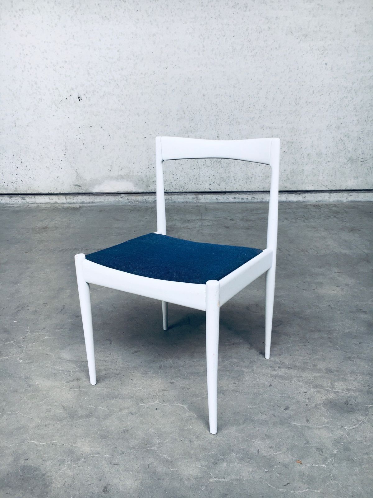 photo vinterior Belgisch Design Jaren 1970 – Set Van 9 Witte Eetkamerstoelen