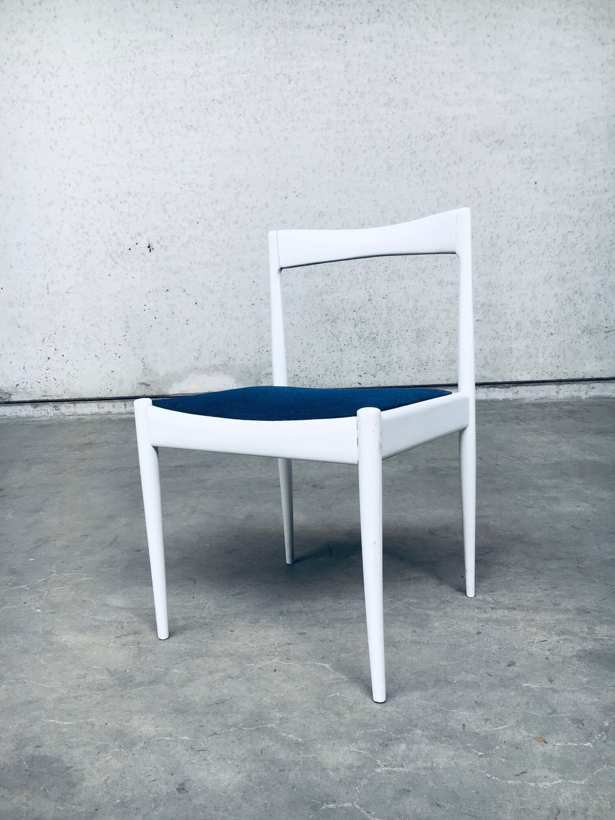photo buy Belgisch Design Jaren 1970 – Set Van 9 Witte Eetkamerstoelen