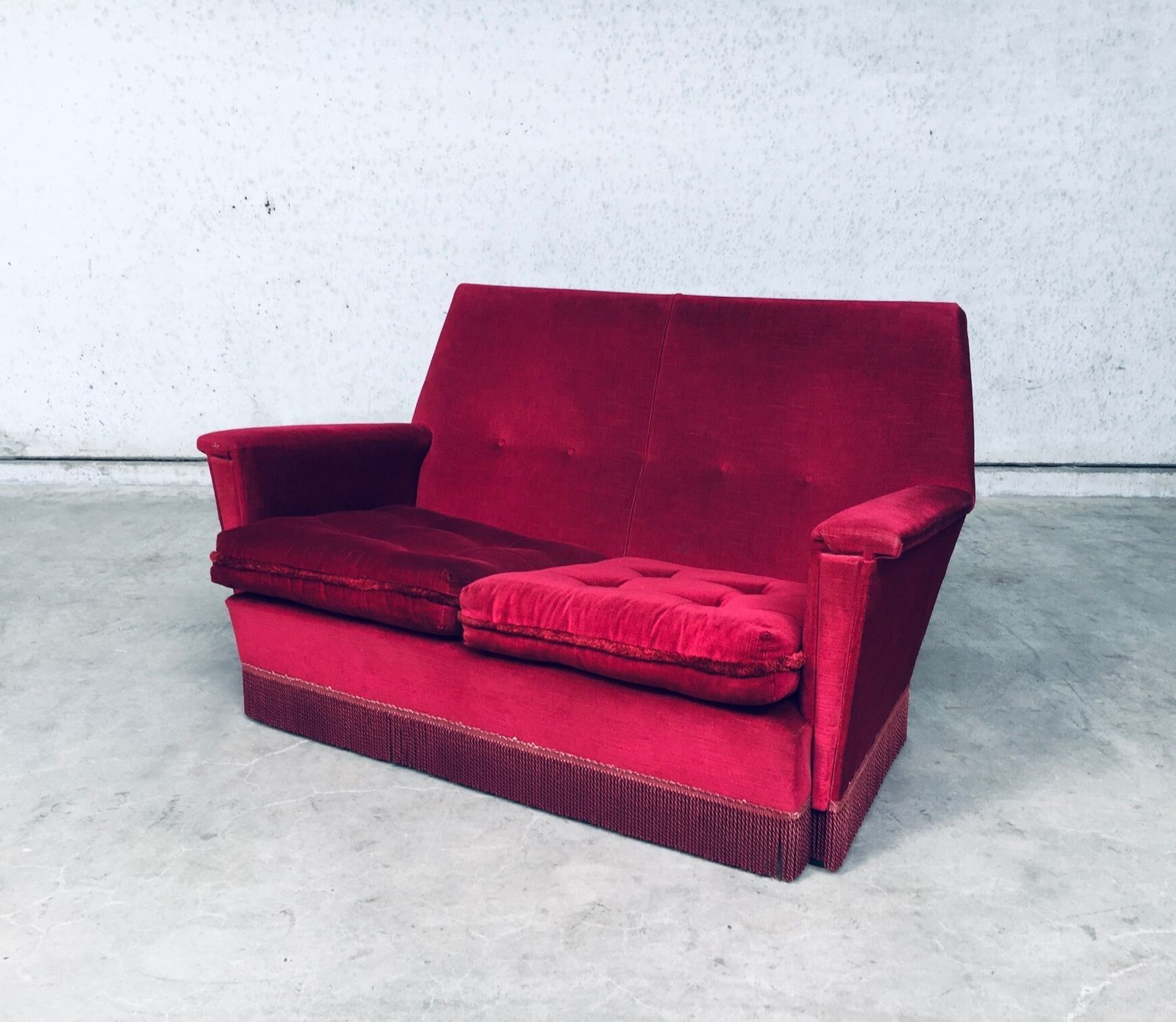 Hollywood Regency Stijl Fuchsia Fluwelen 2 Zitsbank Met Franje, Jaren 1960