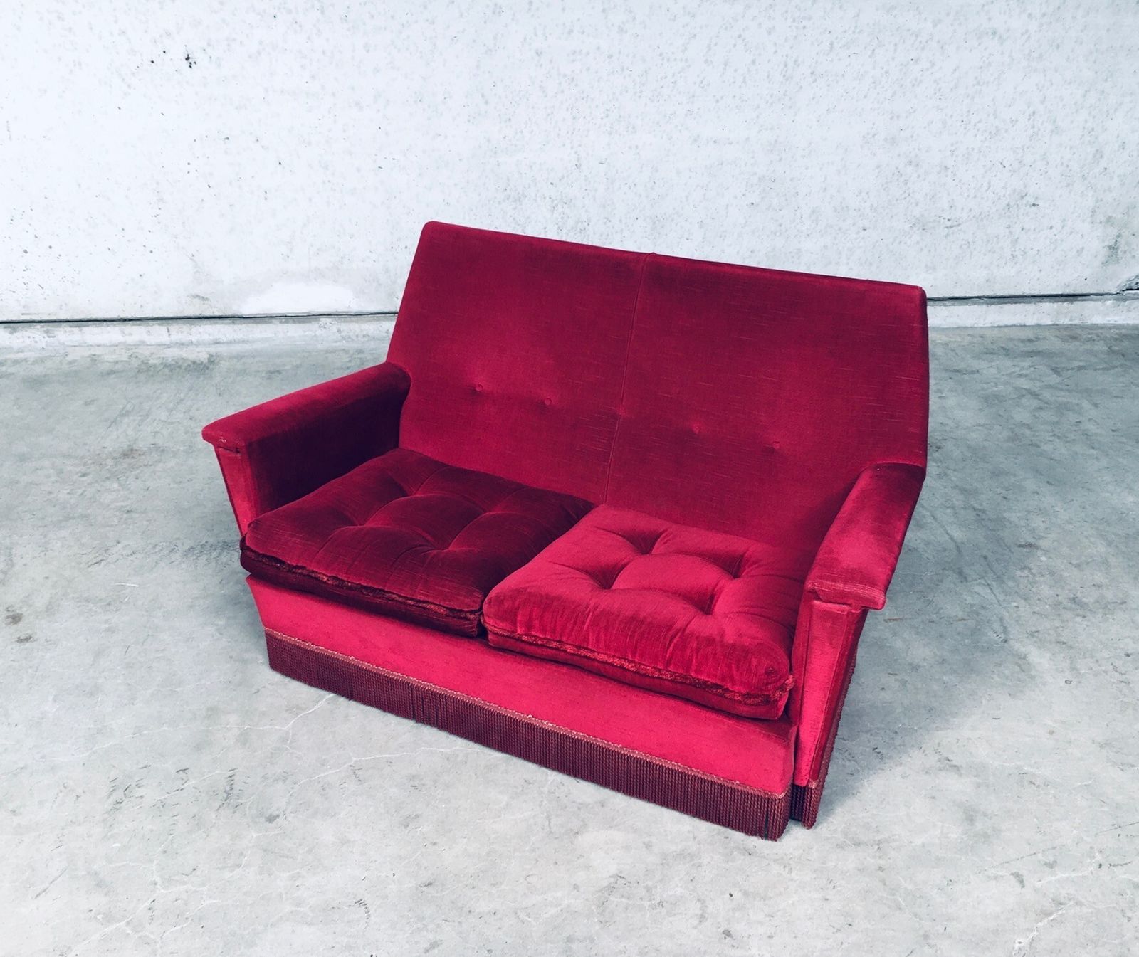 Hollywood Regency Stijl Fuchsia Fluwelen 2 Zitsbank Met Franje, Jaren 1960 photo furniture