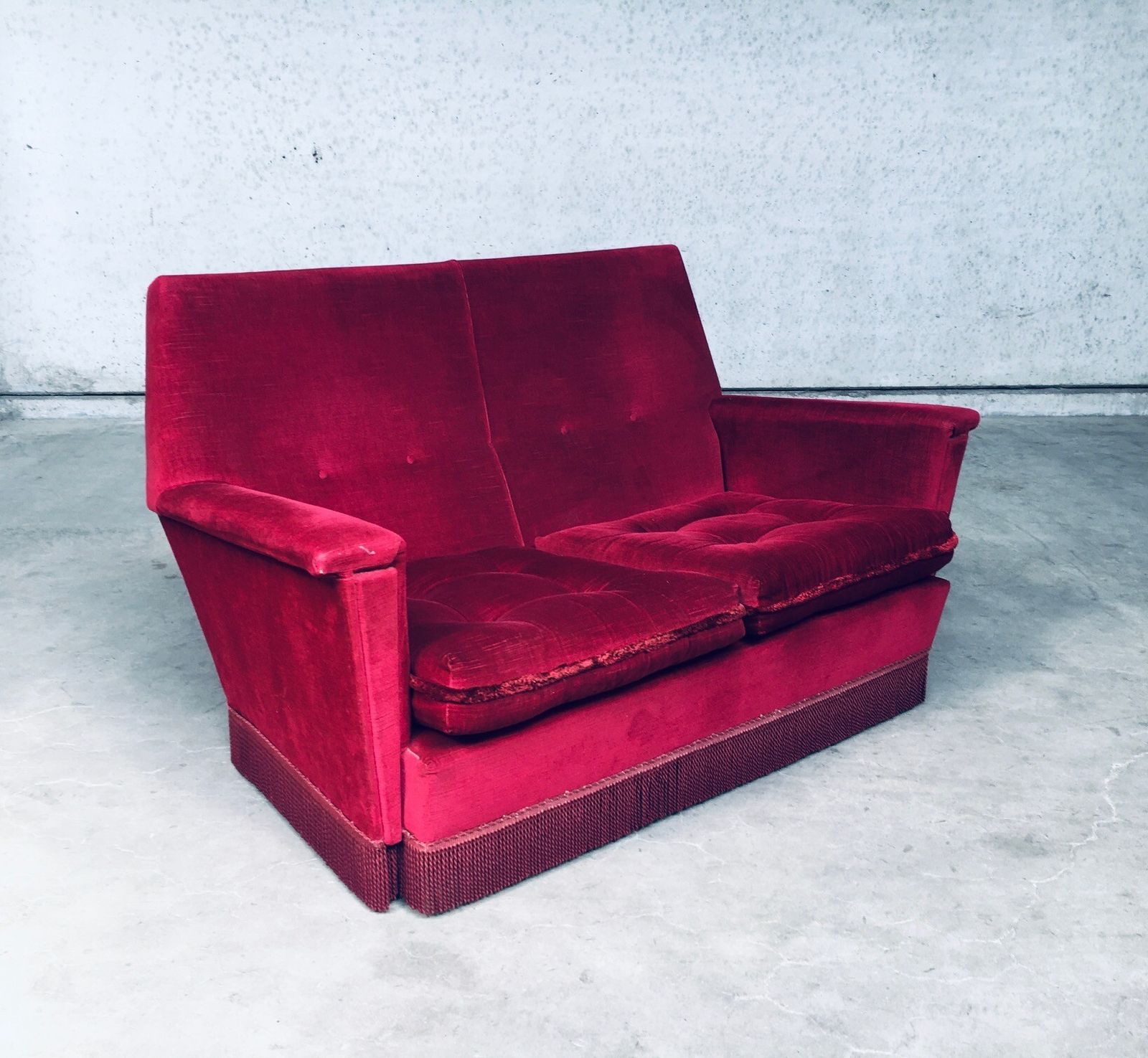 Hollywood Regency Stijl Fuchsia Fluwelen 2 Zitsbank Met Franje, Jaren 1960 photo 911.4