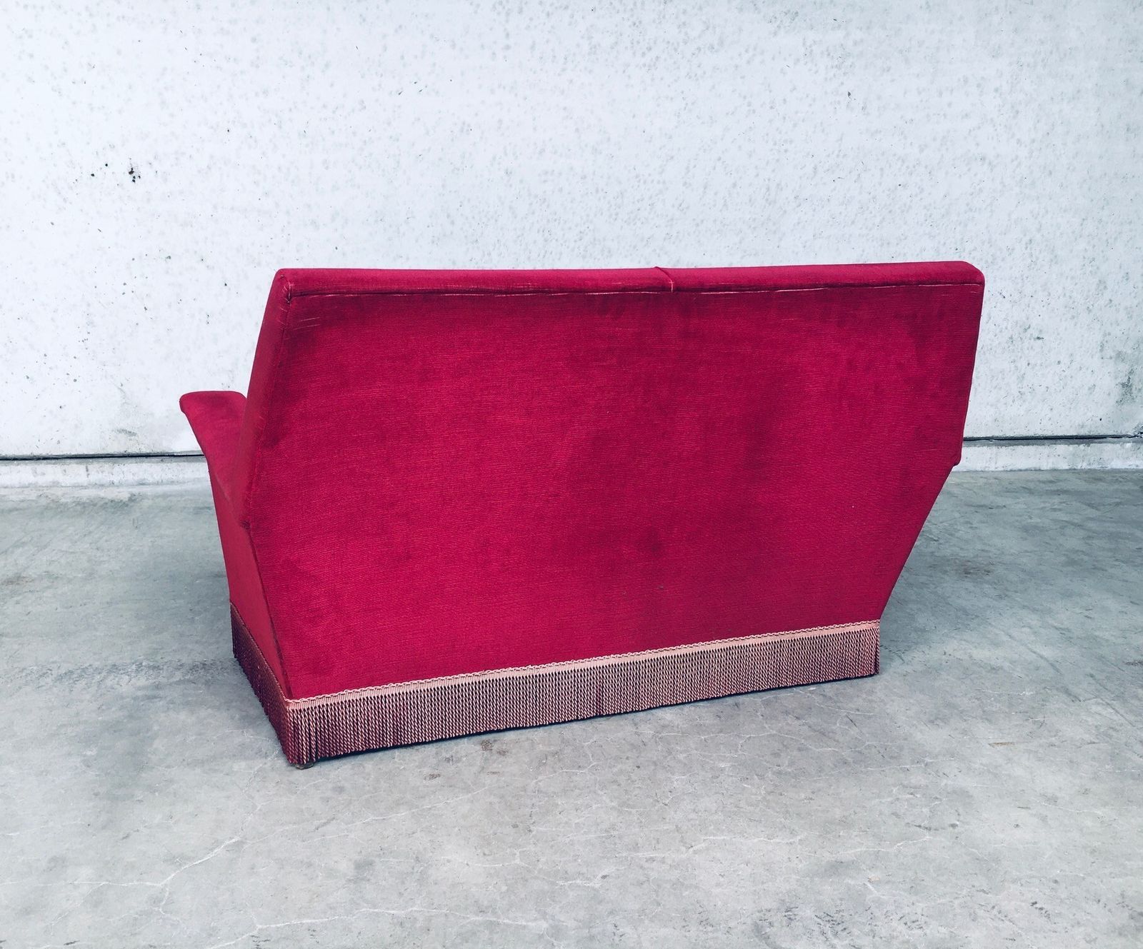 Meubels Hollywood Regency Stijl Fuchsia Fluwelen 2 Zitsbank Met Franje, Jaren 1960 photo