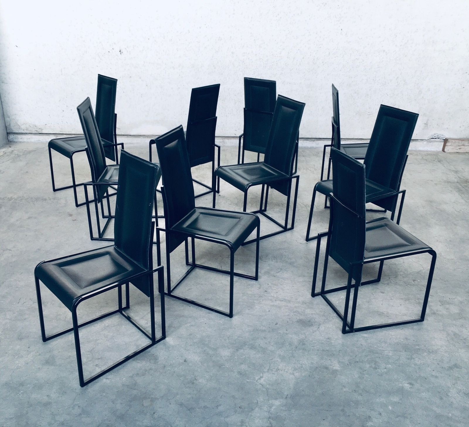 Postmodern Architecturaal Design – Set Van 10 Eetkamerstoelen, Jaren 1980, Italië photo furniture