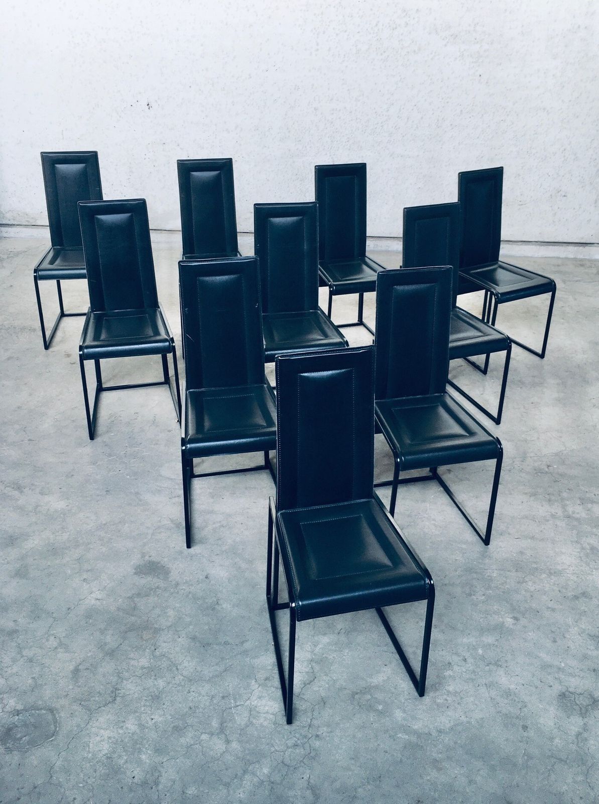 Postmodern Architecturaal Design – Set Van 10 Eetkamerstoelen, Jaren 1980, Italië photo vinterior