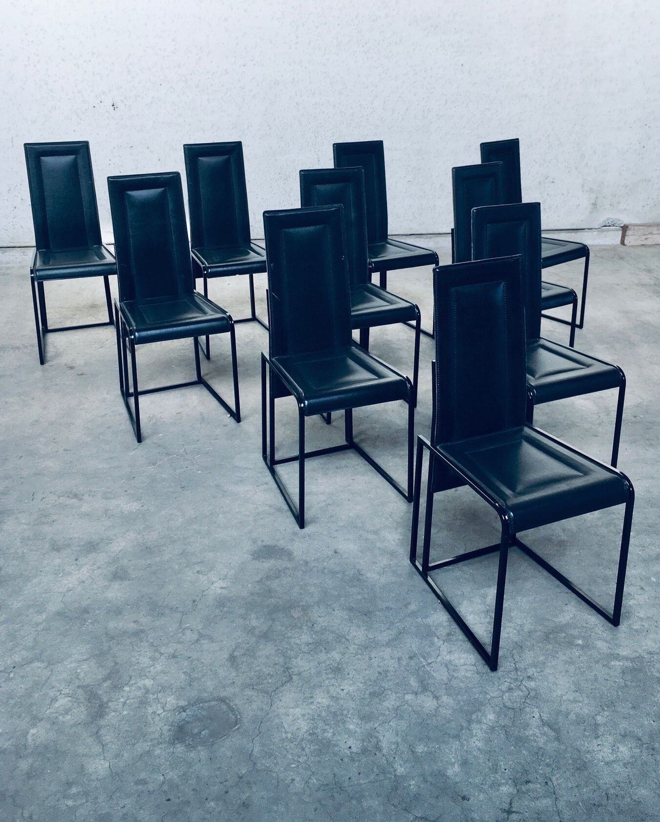 photo furniture Postmodern Architecturaal Design – Set Van 10 Eetkamerstoelen, Jaren 1980, Italië