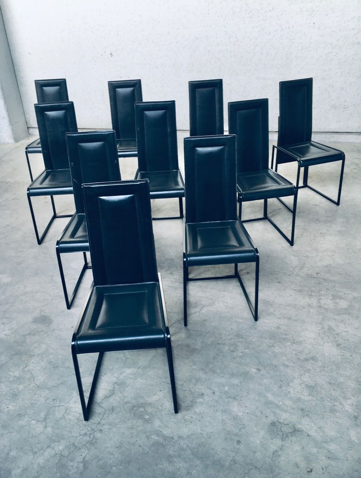 photo for sale Postmodern Architecturaal Design – Set Van 10 Eetkamerstoelen, Jaren 1980, Italië