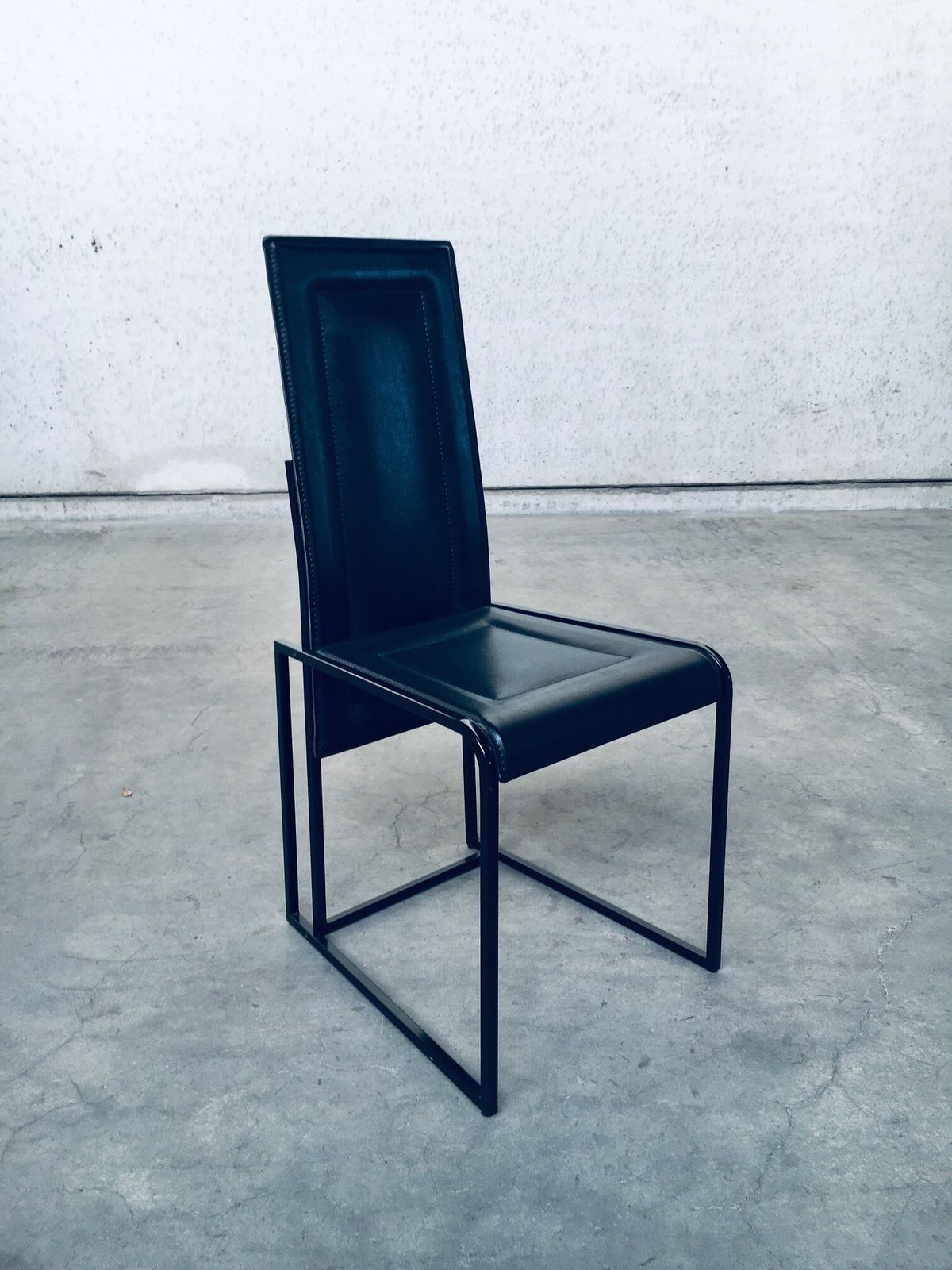 Meubels Postmodern Architecturaal Design – Set Van 10 Eetkamerstoelen, Jaren 1980, Italië photo