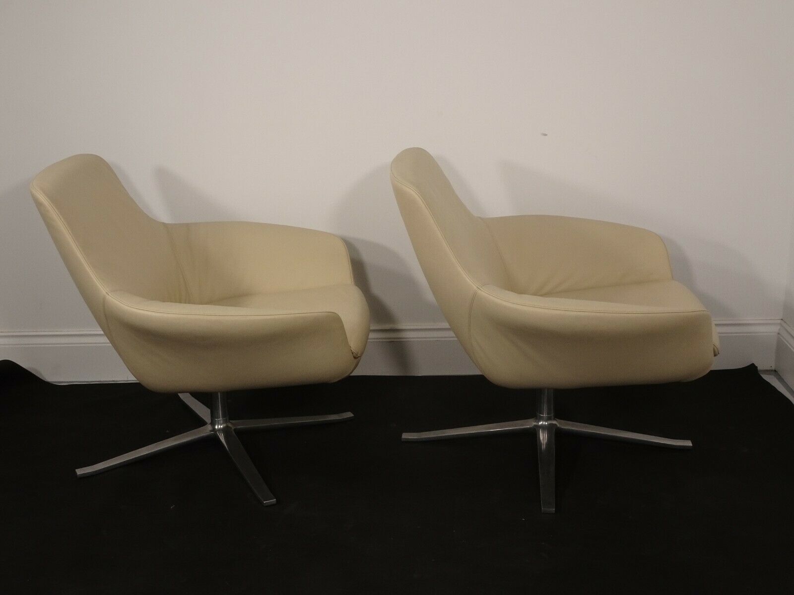 2940.0 Immaculate Walter Knoll Oscar Luxury Swivel Chair In Pristine Cream Leather photo