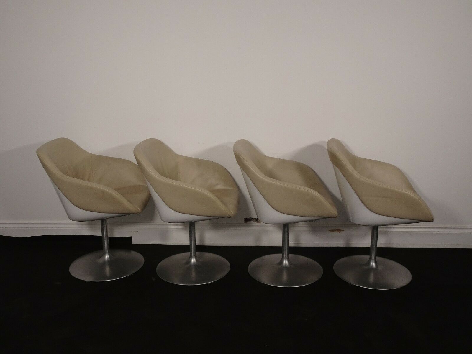 Stunning Set Of 4 Walter Knoll Turtle Lounge Swivel Chairs In Cream Leather photo for sale