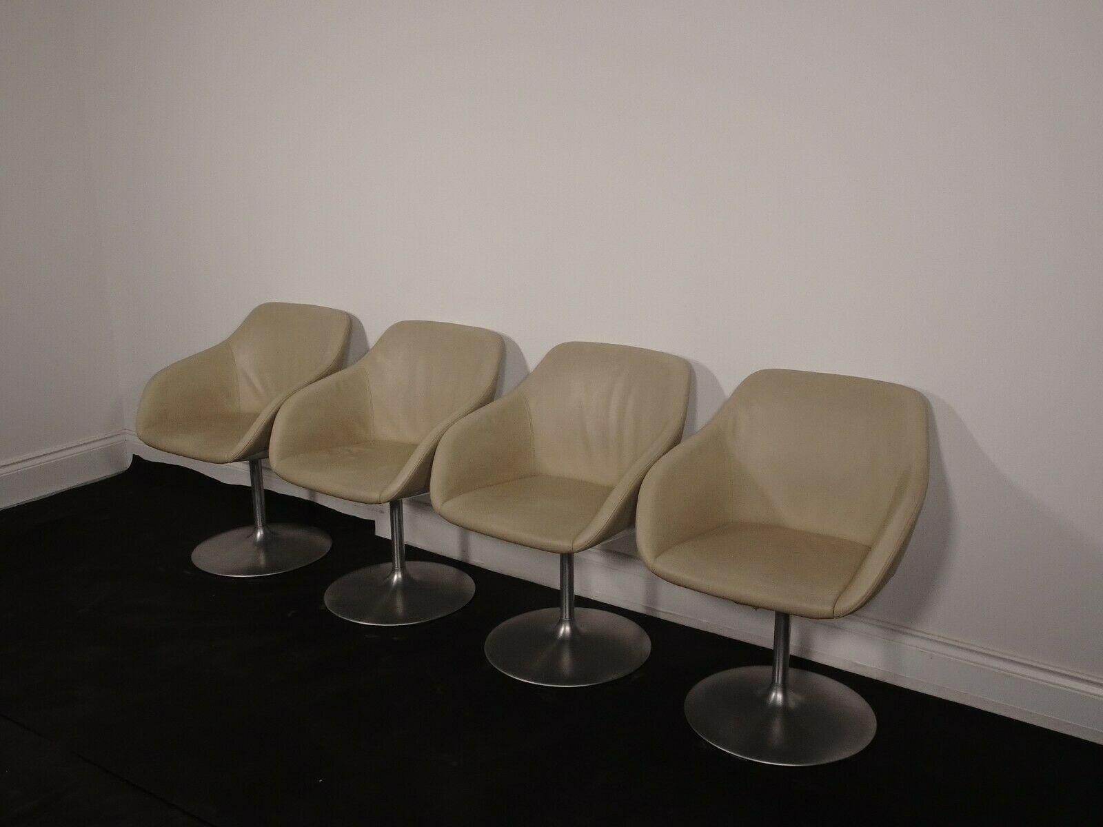 Stunning Set Of 4 Walter Knoll Turtle Lounge Swivel Chairs In Cream Leather photo vinterior
