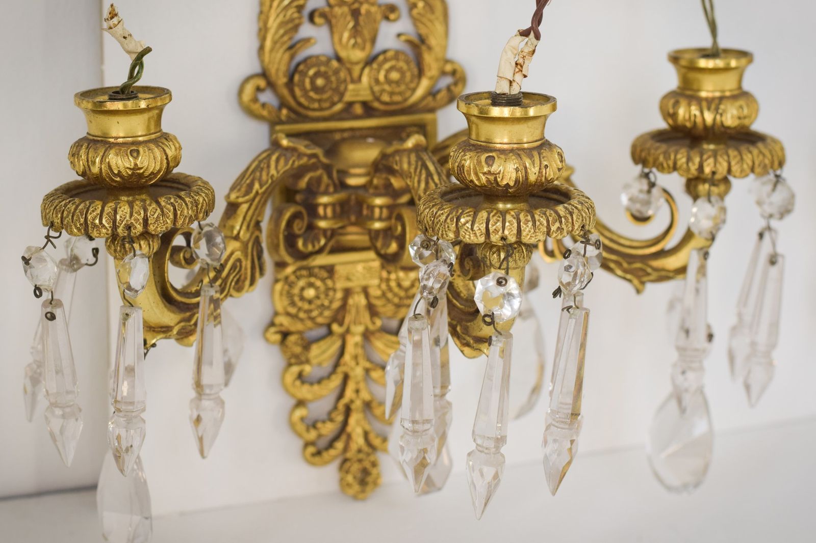 Twee Wandkroonluchters Van Brons En Geslepen Glas photo for sale