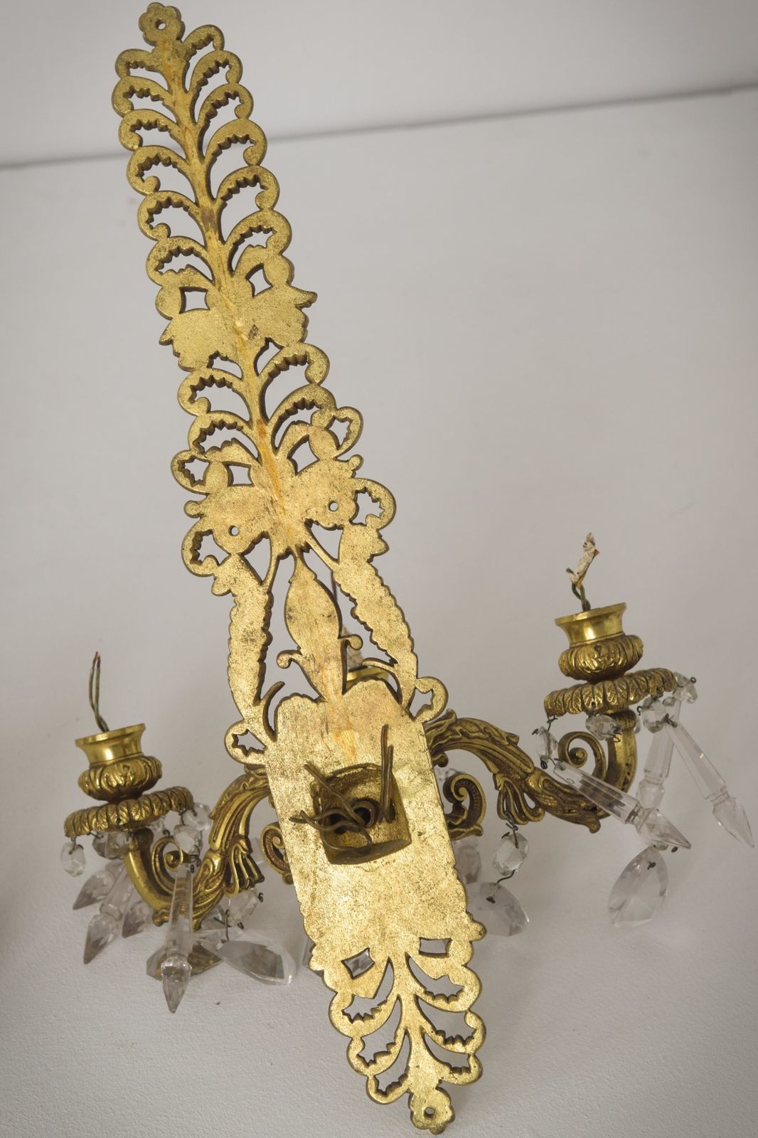 photo furniture Twee Wandkroonluchters Van Brons En Geslepen Glas