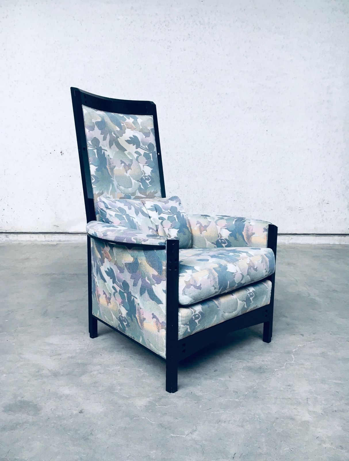photo furniture Galaxy 'Peggy' High Armchair Van Umberto Asnago Voor Giorgetti, Italië, Jaren 1990
