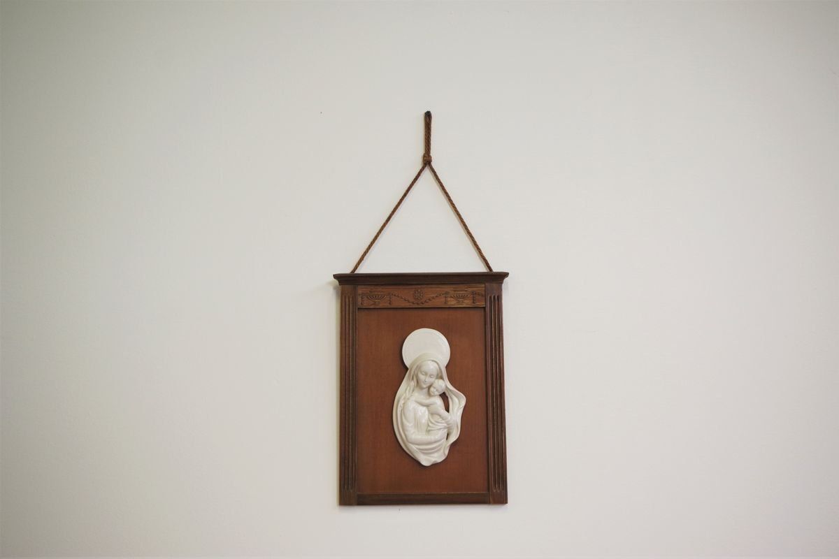 Cornice In Legno Intagliato Con Raffigurazione Ceramica Della Madonna, Anni '50 photo for sale