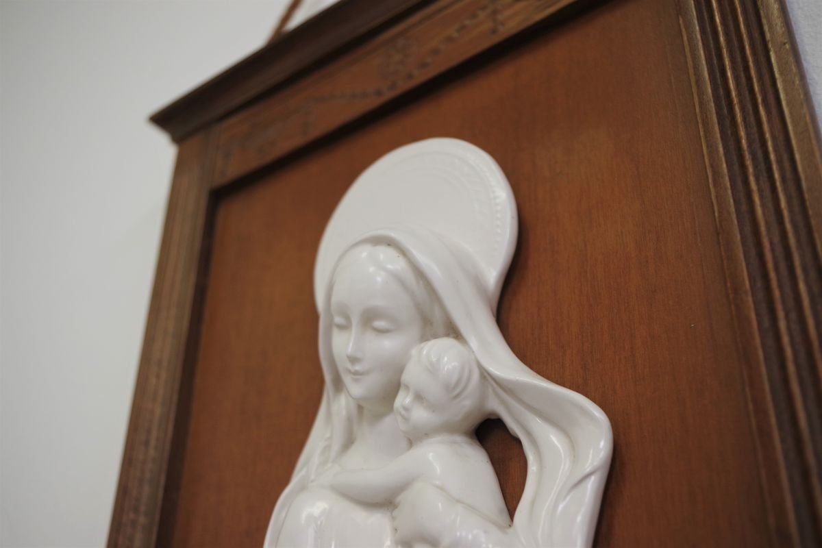 Cornice In Legno Intagliato Con Raffigurazione Ceramica Della Madonna, Anni '50 photo 183.0