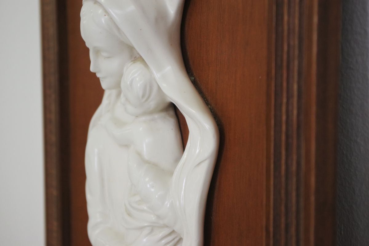photo for sale Cornice In Legno Intagliato Con Raffigurazione Ceramica Della Madonna, Anni '50