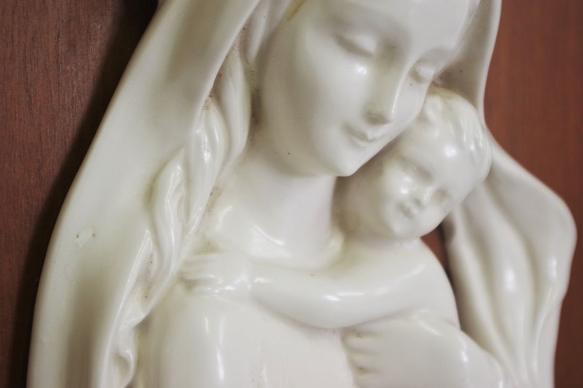Art Cornice In Legno Intagliato Con Raffigurazione Ceramica Della Madonna, Anni '50 photo
