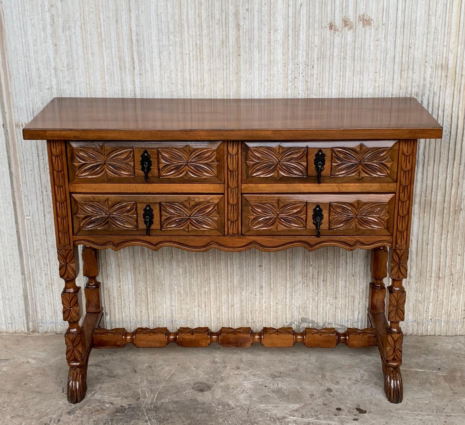 Console catalane espagnole en noyer sculpté, quatre tiroirs, XIXe siècle photo for sale