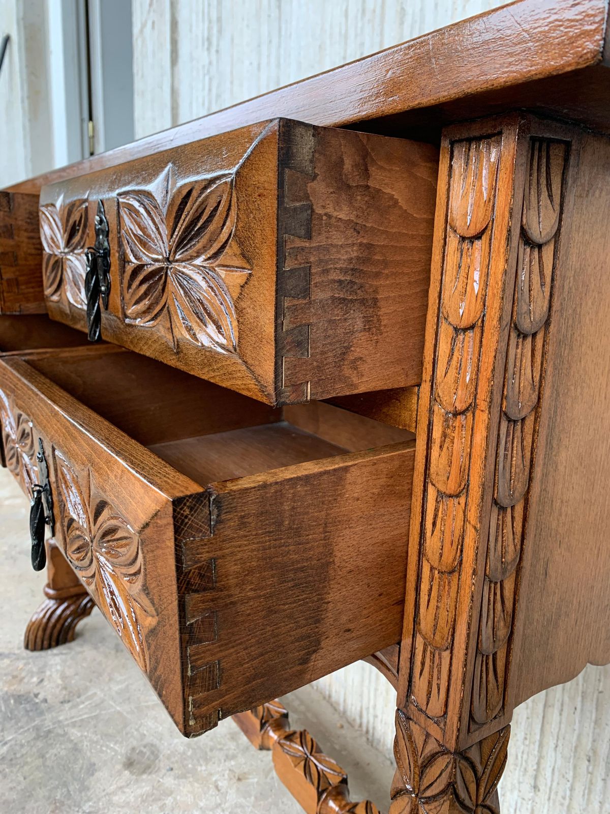 Mobilier Console catalane espagnole en noyer sculpté, quatre tiroirs, XIXe siècle photo