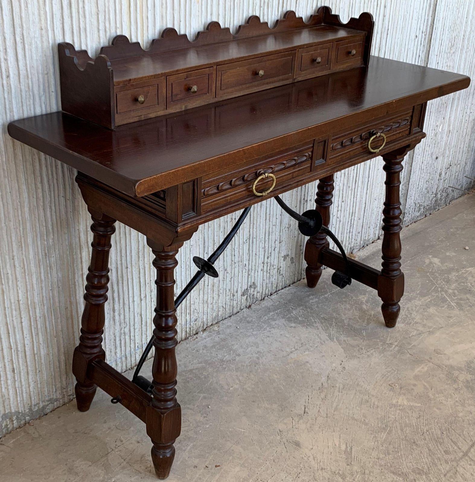 Bureau de dame ou console catalane en noyer sculpté et entretoise en fer photo furniture