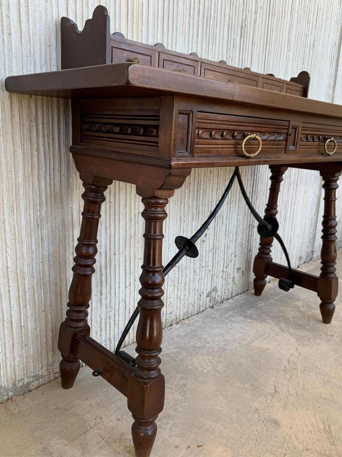 Bureau de dame ou console catalane en noyer sculpté et entretoise en fer photo vintage