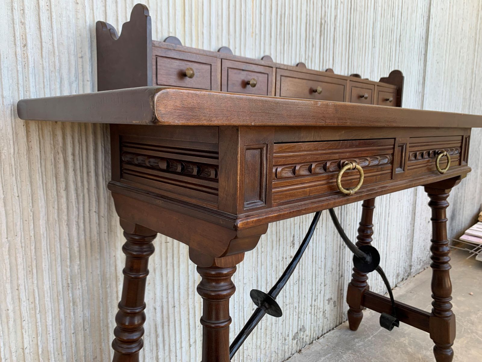 photo vinterior Bureau de dame ou console catalane en noyer sculpté et entretoise en fer