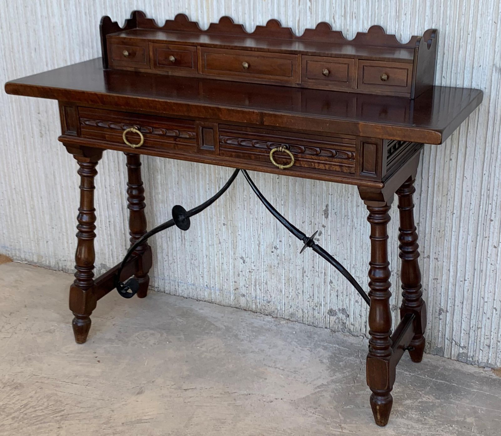 photo vintage Bureau de dame ou console catalane en noyer sculpté et entretoise en fer