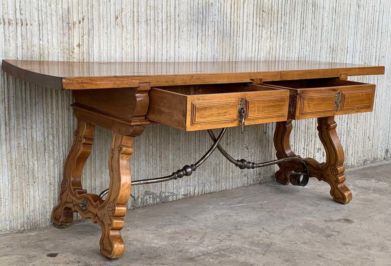 Banc espagnol ou console basse à tiroirs, pieds en lyre et entretoise en fer photo vinterior
