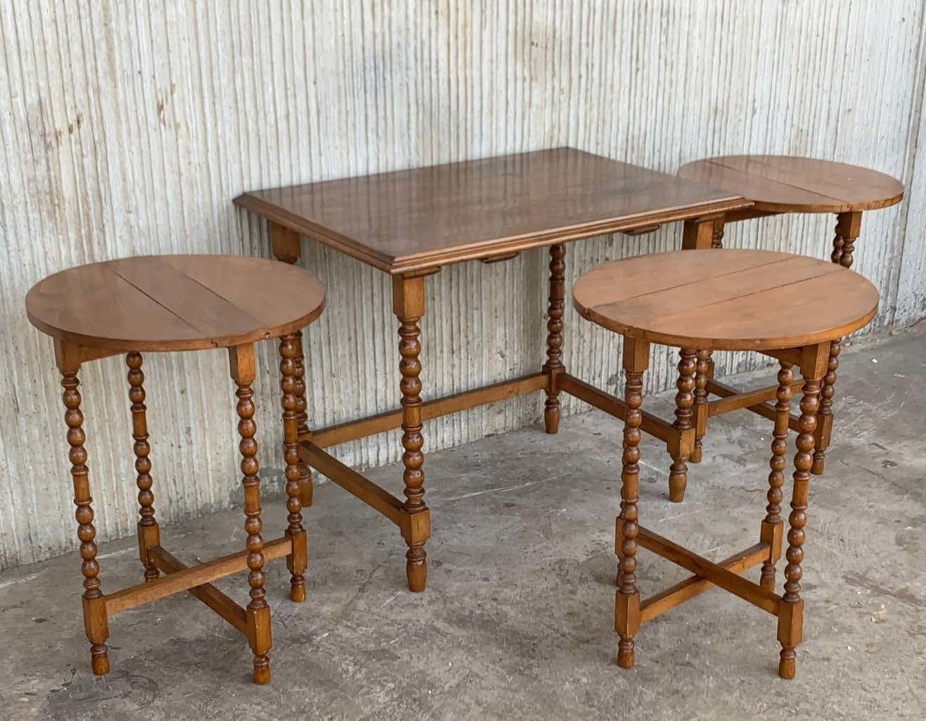Tables gigognes et pliantes espagnoles en noyer, pieds tournés, XXe siècle photo furniture