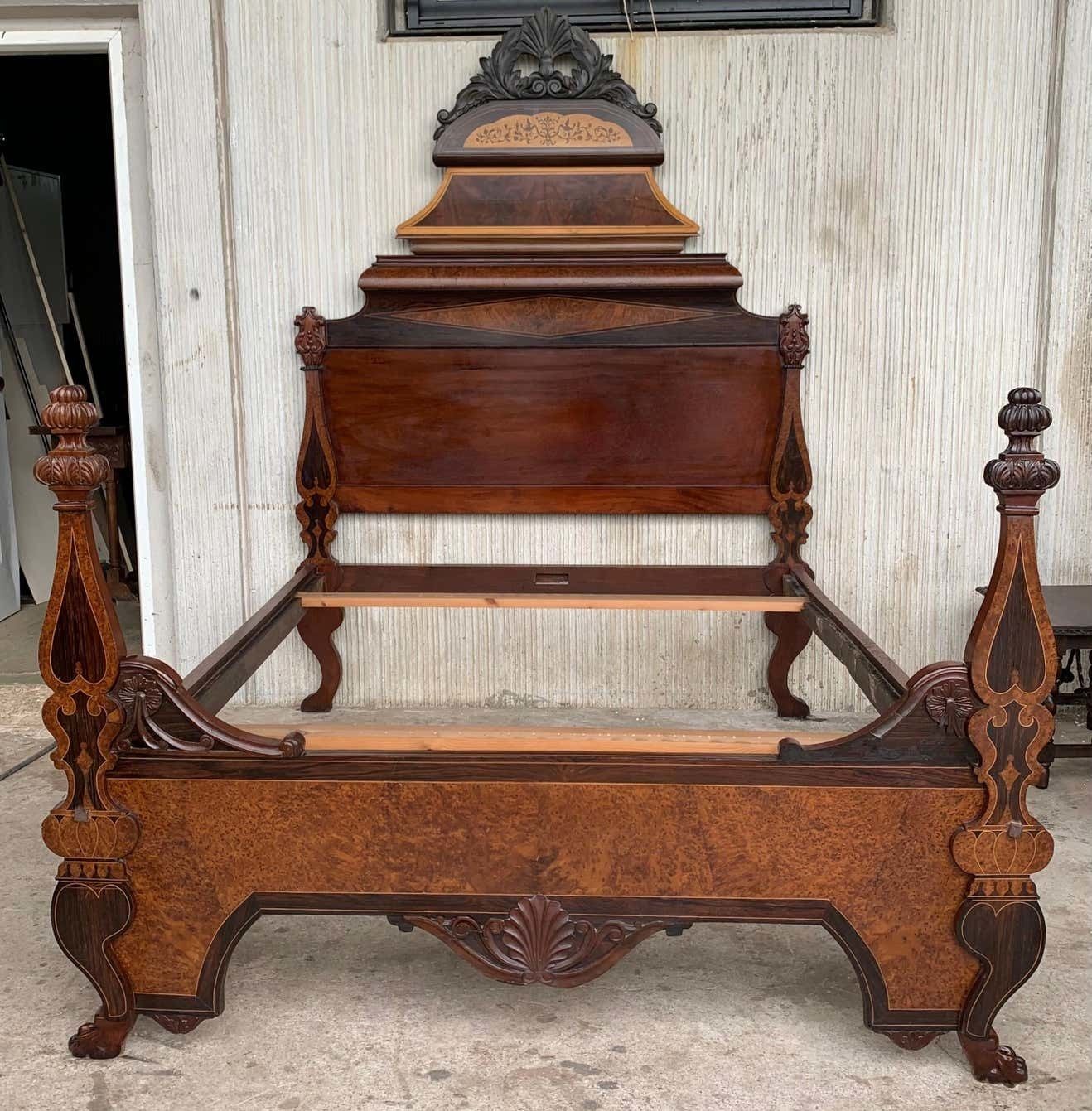 Lit à baldaquin d'époque victorienne en noyer sculpté, style Lincoln, Italie, XIXe siècle photo for sale