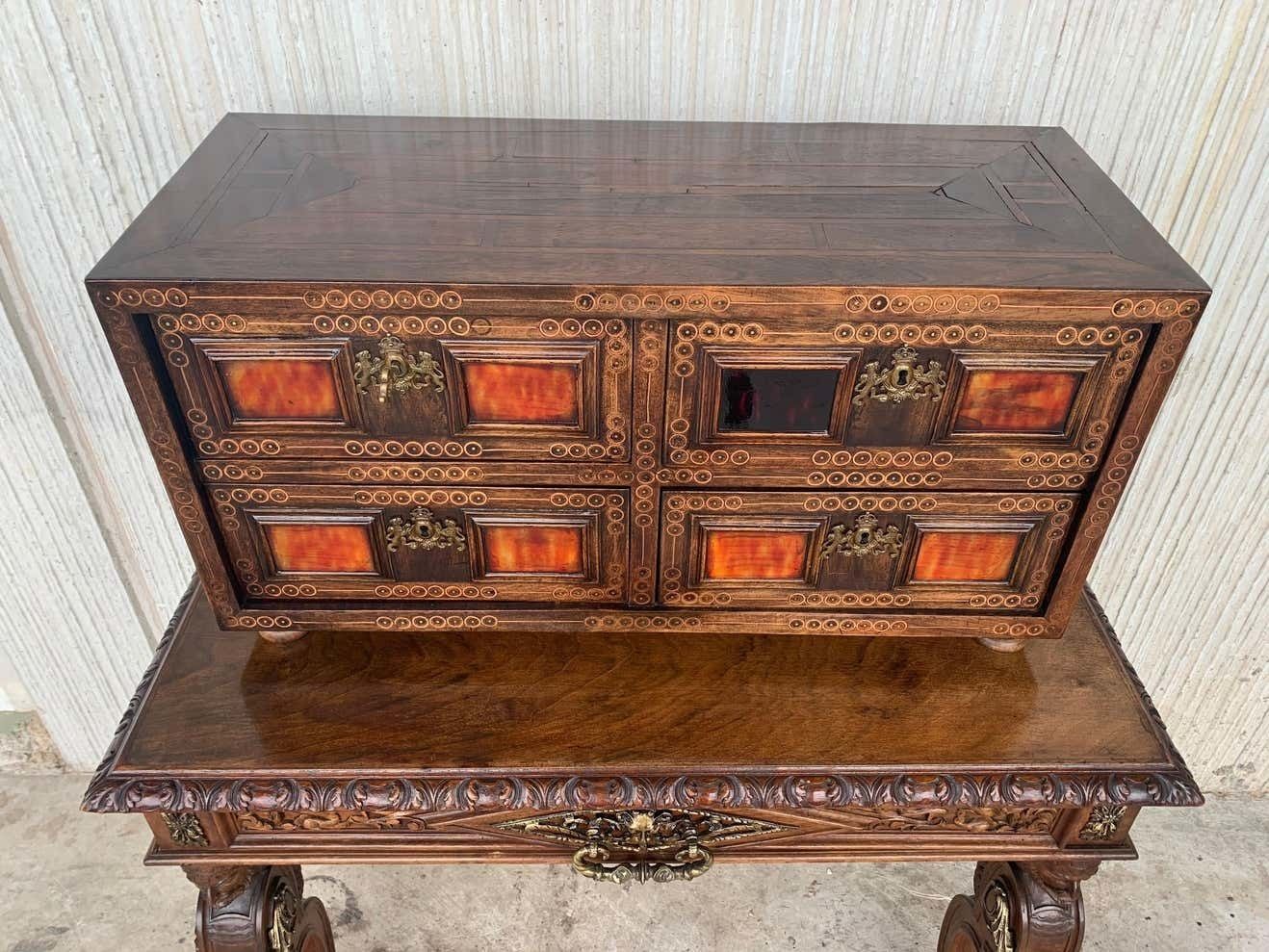 Cabinet sur piédestal italien du XXe siècle, bargueño baroque avec incrustations et montures photo buy