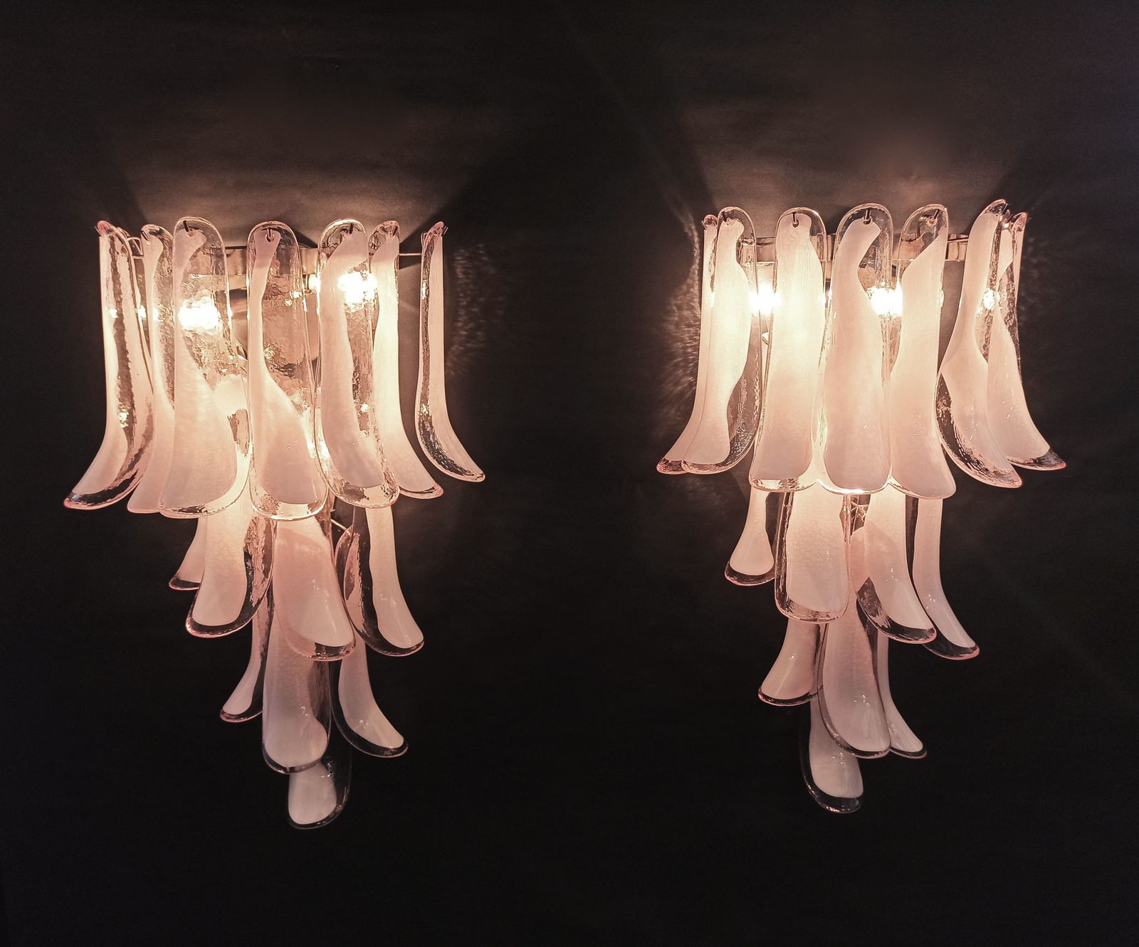 800.0 Paio Di Lampade Da Parete Vintage Italiane Murano 16 Petali Di Vetro Rosa E Lattimo photo