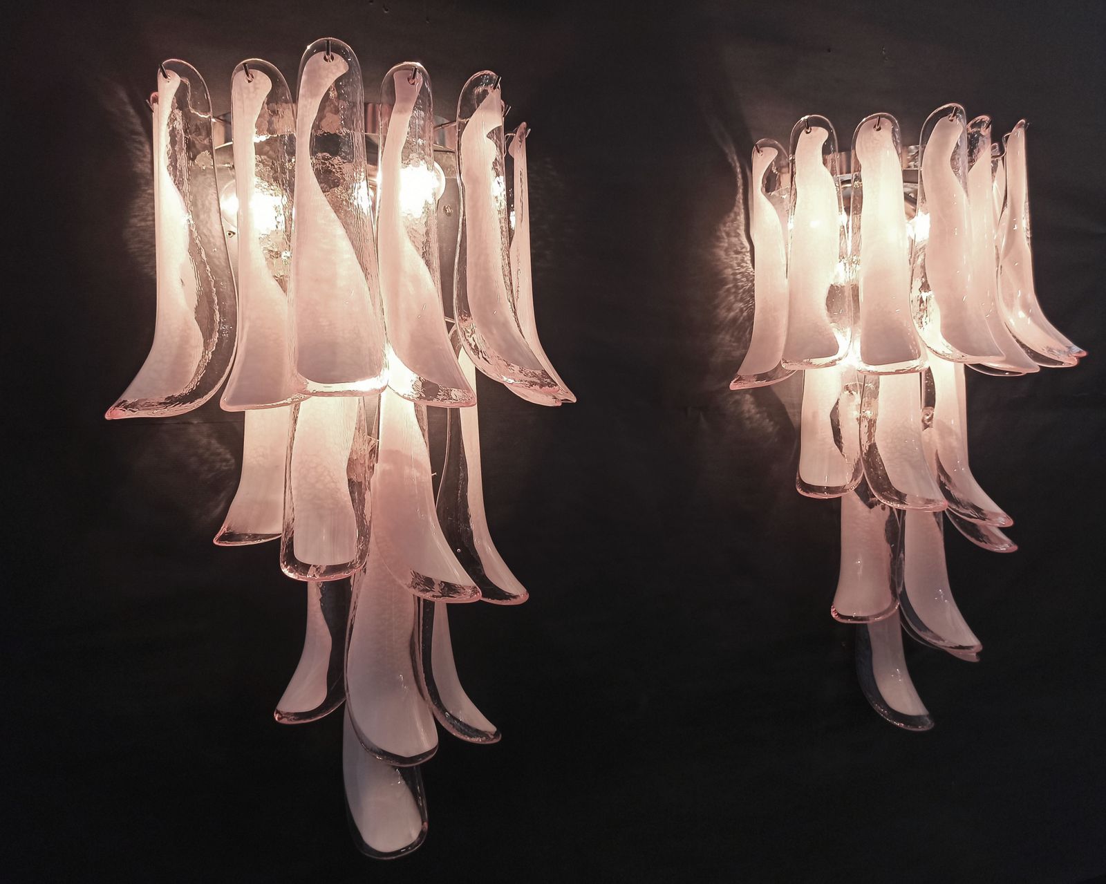 photo vintage Paio Di Lampade Da Parete Vintage Italiane Murano 16 Petali Di Vetro Rosa E Lattimo