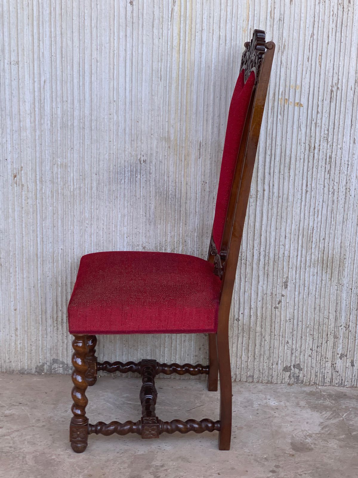 Ensemble de six chaises espagnoles en noyer sculpté, assise et dossier en velours rouge photo 4950.0