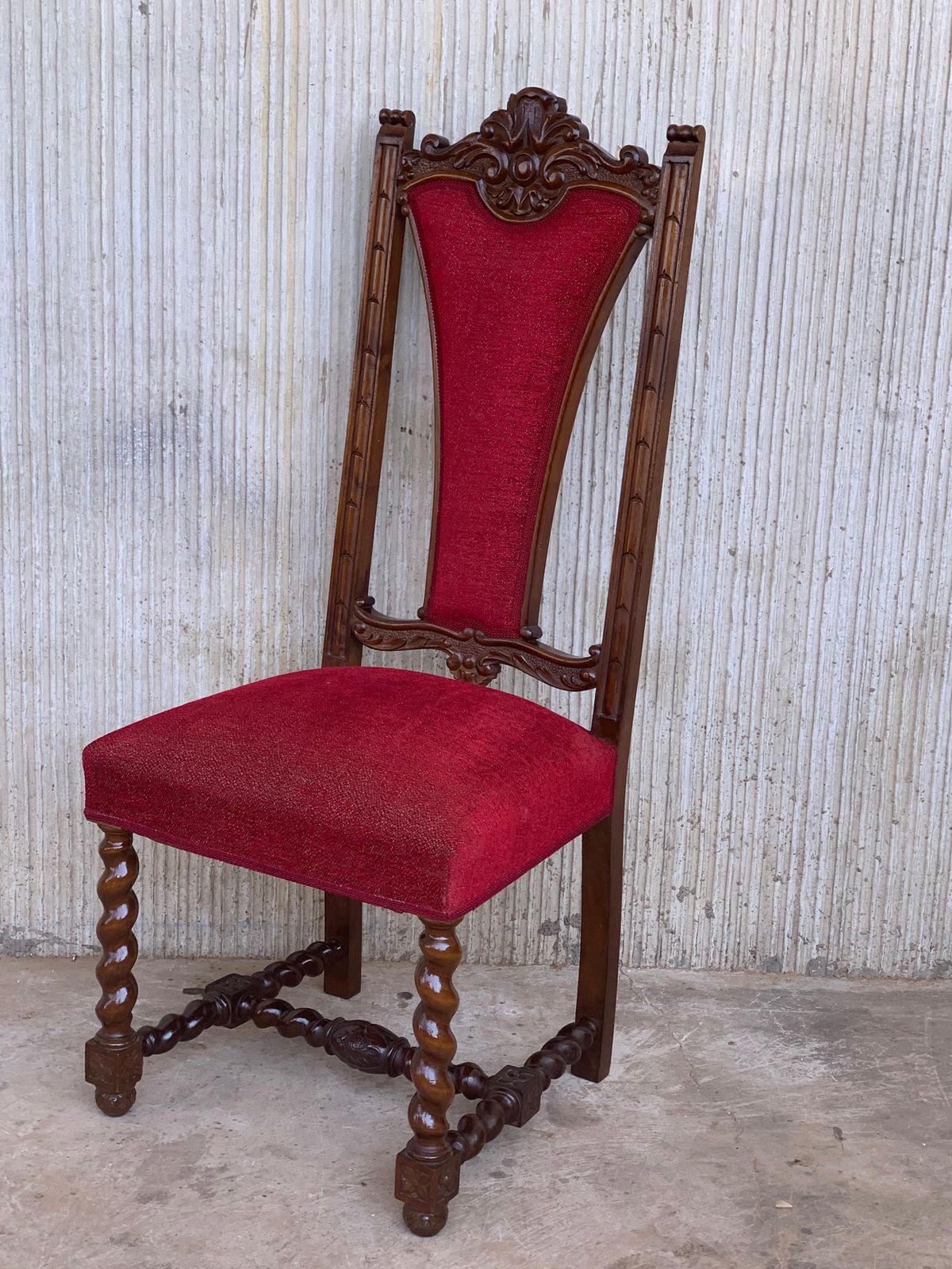 Ensemble de six chaises espagnoles en noyer sculpté, assise et dossier en velours rouge photo vinterior