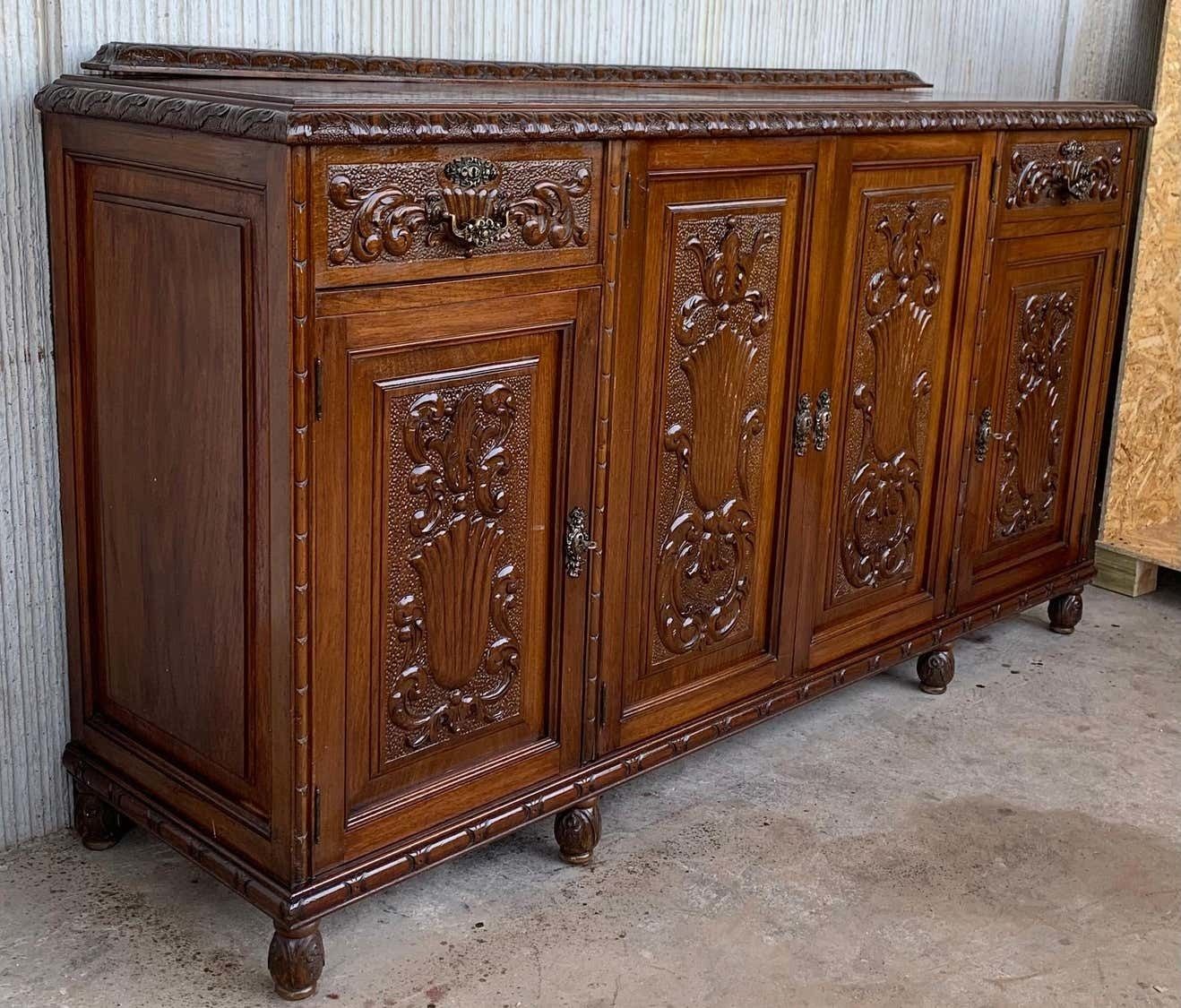 Buffet en noyer sculpté, quatre portes, deux tiroirs et fronton, début du XXe siècle photo vinterior