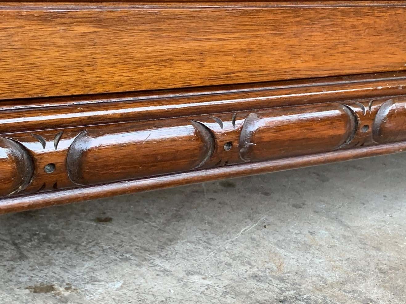 photo for sale Buffet en noyer sculpté, quatre portes, deux tiroirs et fronton, début du XXe siècle