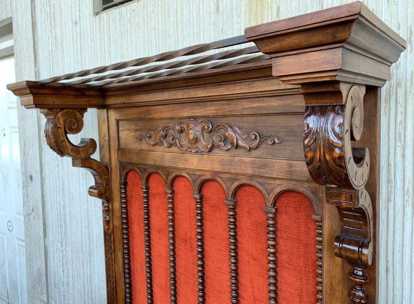 Grand porte-manteau de hall espagnol en noyer massif sculpté, dossier en velours rouge, XIXe siècle photo vinterior