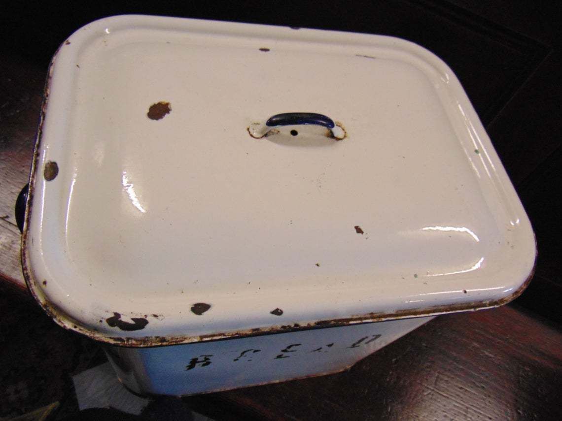 Enamelled Bread Bin Vintage, 1940s photo vinterior