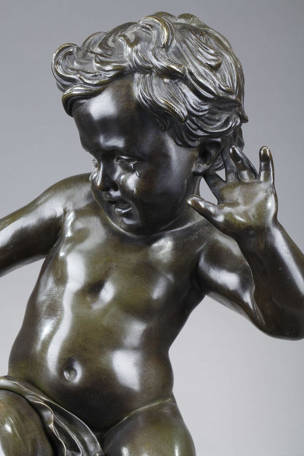 photo for sale Sculpture en bronze « Child Pinched By A Crayfish », d'après Jean Baptiste Pigalle, XIXe siècle