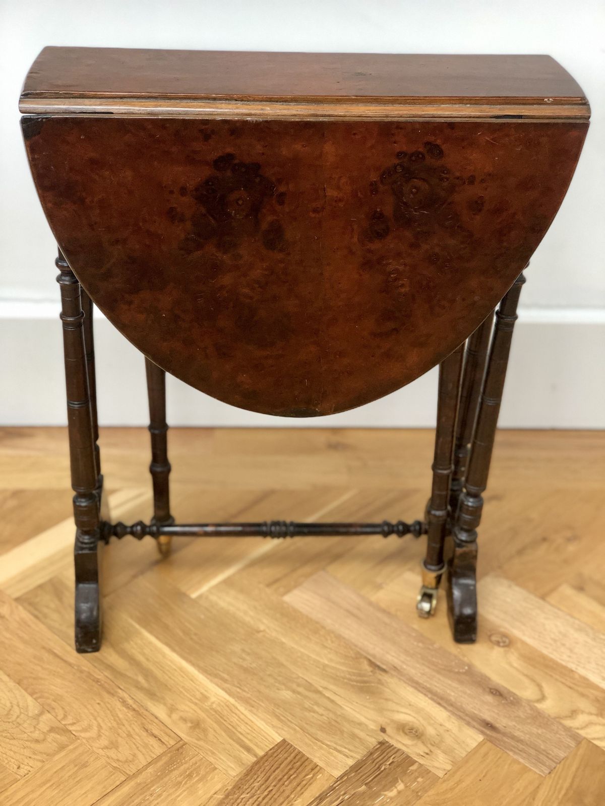 photo vinterior Victorian Burr Walnut Baby Sutherland Table
